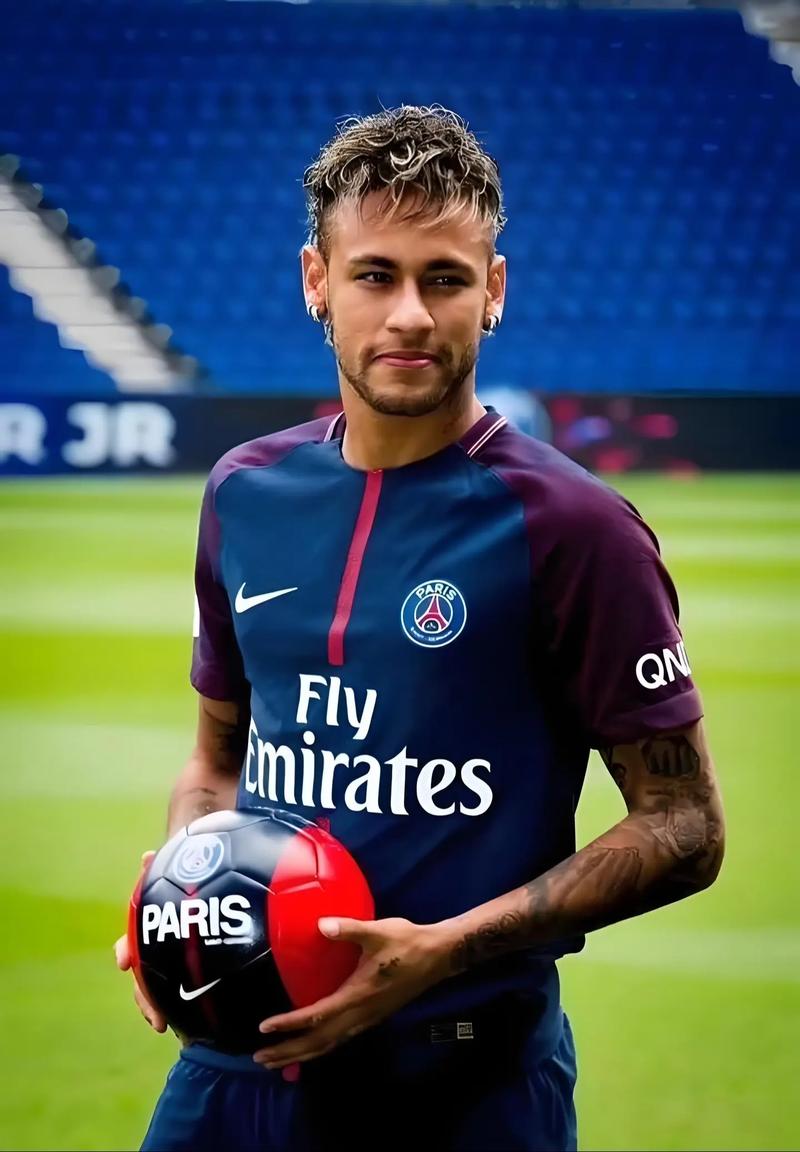 环足奖年最佳男足俱乐部候选：巴黎、切尔西、巴萨、拜仁在列